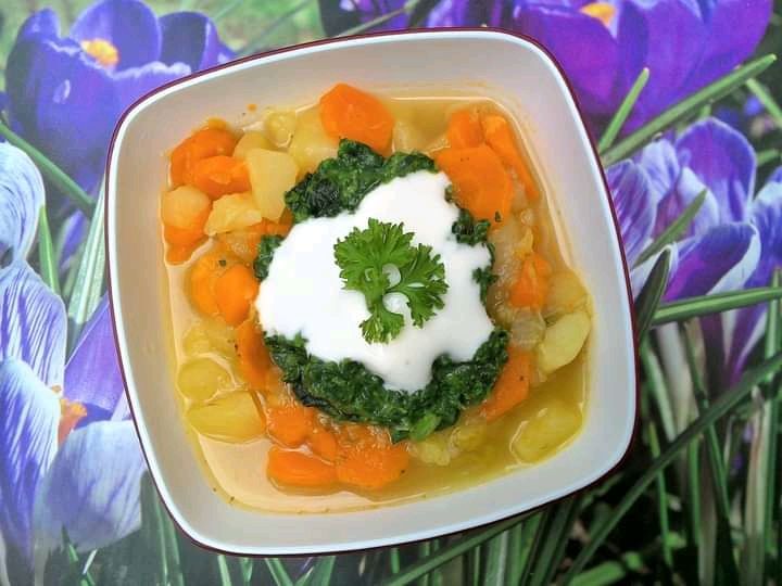 Kolorowa zupa szpinakowa