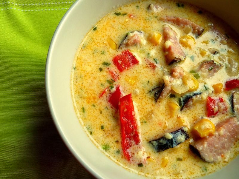 Kolorowa zupa z żółtego sera z papryką i kukurydzą Kolorowa zupa z żółtego sera z papryką i kukurydzą