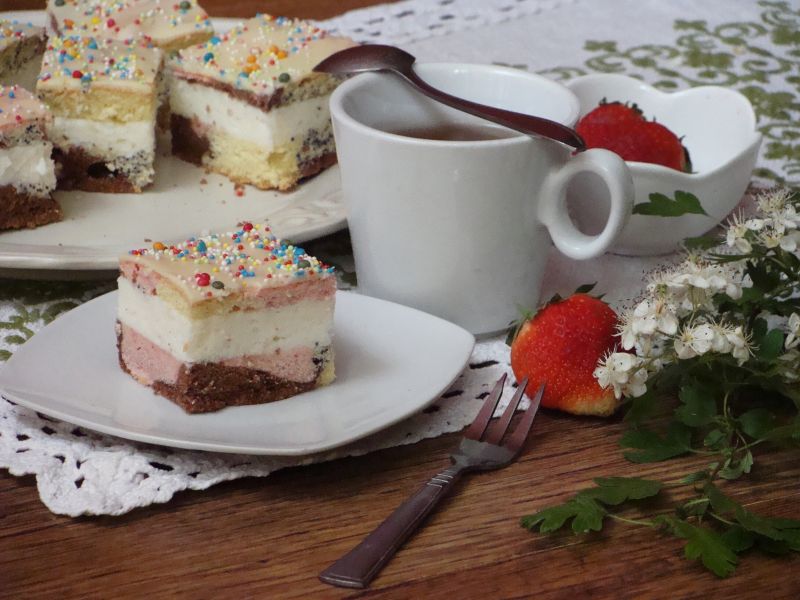 Kolorowe ciasto z masą serową 