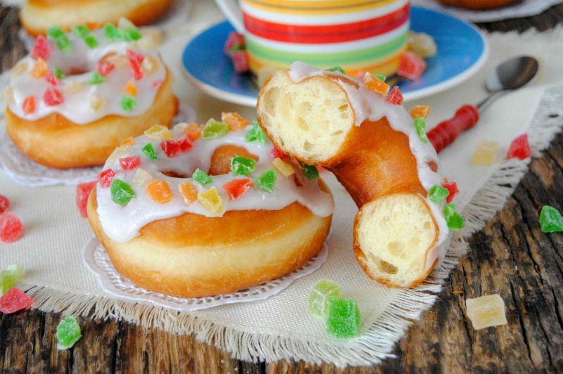 Kolorowe drożdżowe oponki Kolorowe drożdżowe oponki