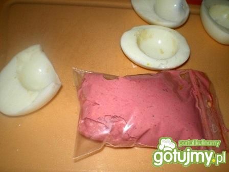 Kolorowe jajka faszerowane pasztetem