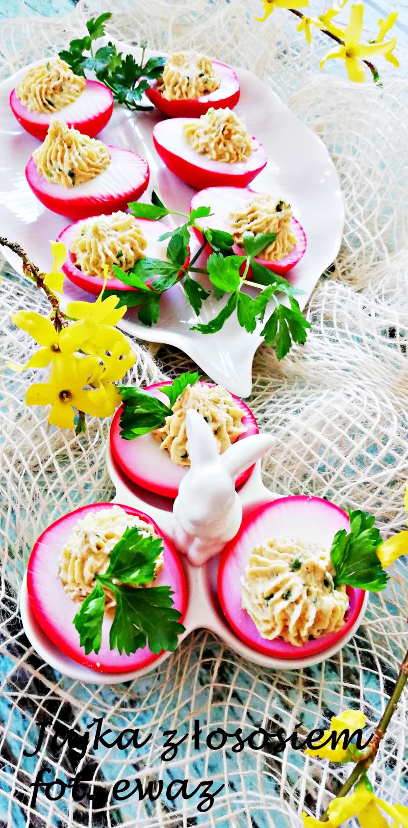 Kolorowe jajka z łososiem Kolorowe jajka z łososiem