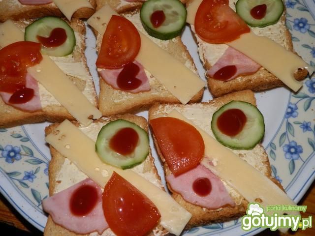 Kolorowe kanapki na sucharkach Kolorowe kanapki na sucharkach