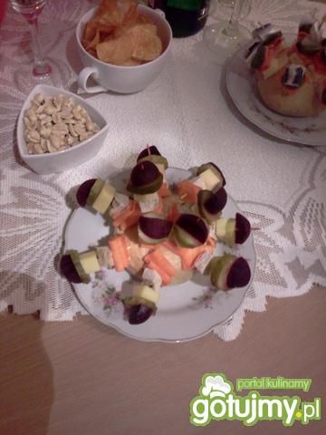 Kolorowe koreczki z buraczkiem konserw. Kolorowe koreczki z buraczkiem konserw.