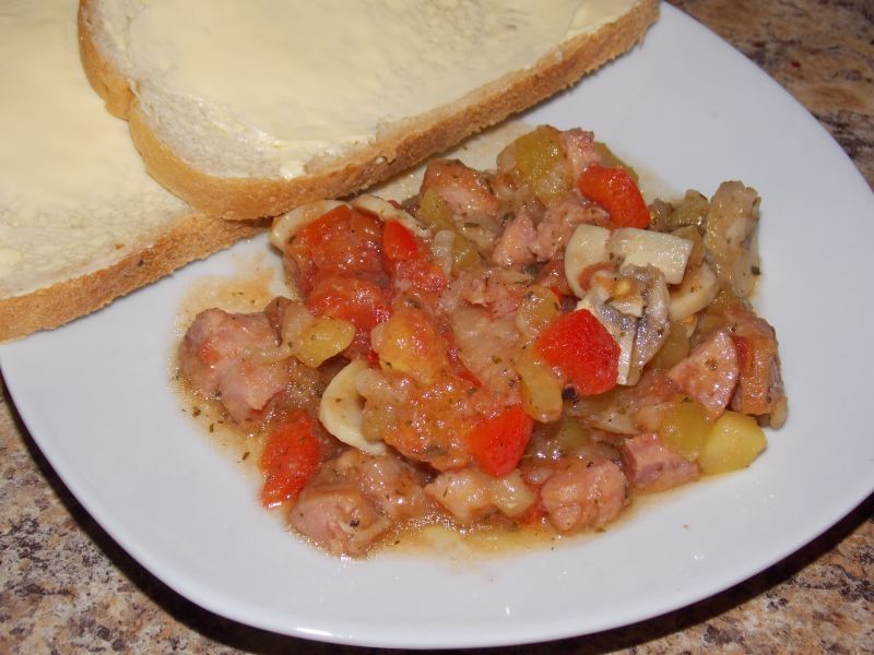 Kolorowe leczo z kiełbasą