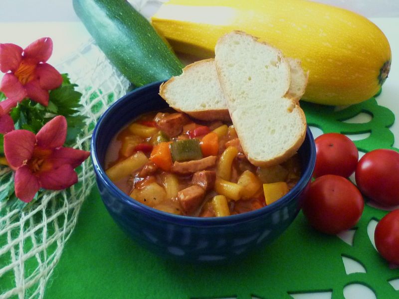 Kolorowe leczo z selerem i fasolką