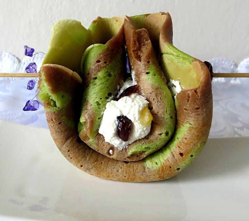 Kolorowe naleśniki z twarogiem i imbirem