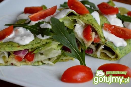 Kolorowe naleśniki z warzywami i sosem