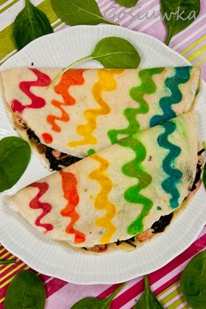 Kolorowe naleśniki z zieleniną i kiszonym łososiem Kolorowe naleśniki z zieleniną i kiszonym łososiem