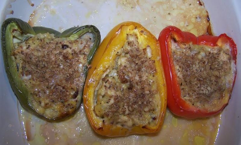 Kolorowe papryki faszerowane kurczakiem Kolorowe papryki faszerowane kurczakiem