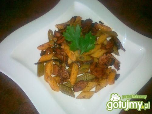 Kolorowe penne z kiełbasą i pieczarkami