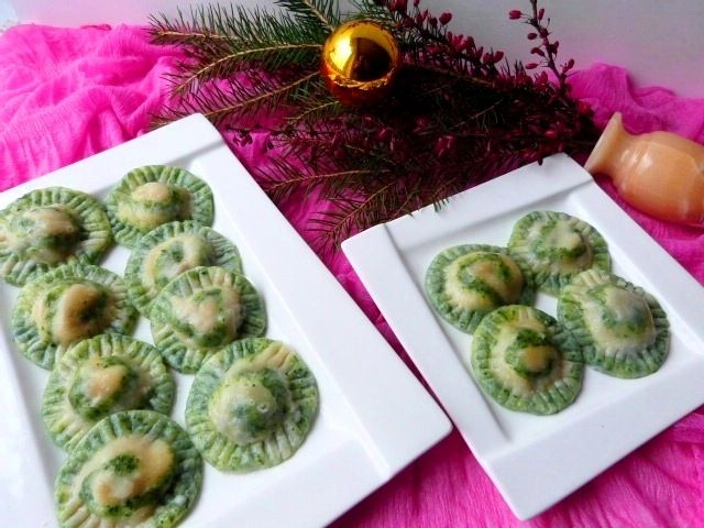 Kolorowe pierożki z grzybami i kapustą