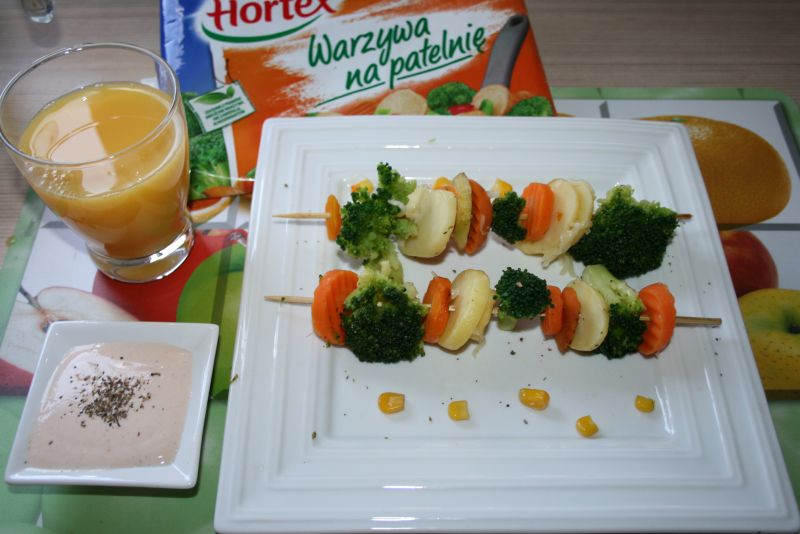 Kolorowe pikantne szaszłyki z dipem jogurtowym Kolorowe pikantne szaszłyki z dipem jogurtowym