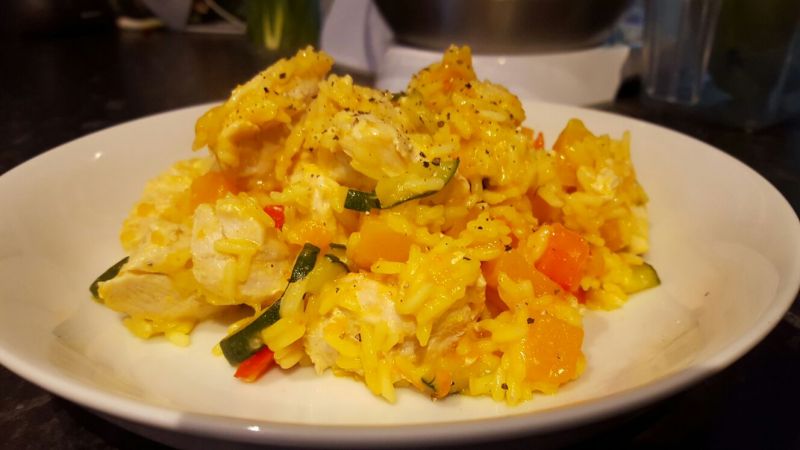 Kolorowe risotto z warzywami i kurczakiem. Kolorowe risotto z warzywami i kurczakiem.