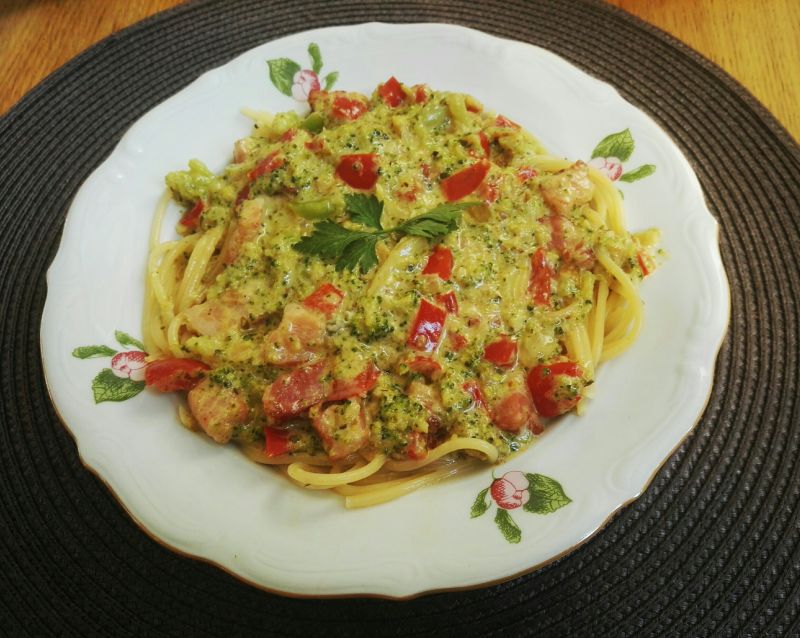 Kolorowe spaghetti w śmietanowym sosie