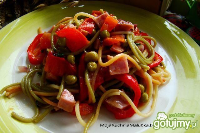Kolorowe spaghetti z papryką  Kolorowe spaghetti z papryką