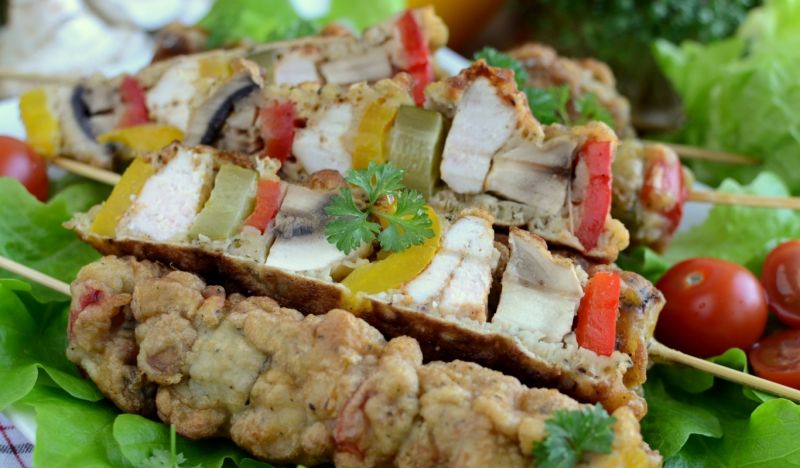 Kolorowe szaszłyki w ziołowym cieście