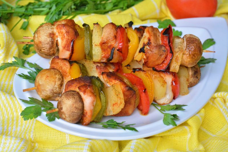 Kolorowe szaszłyki z ananasem Kolorowe szaszłyki z ananasem