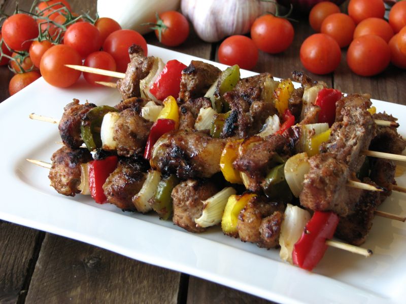 Kolorowe szaszłyki z grilla