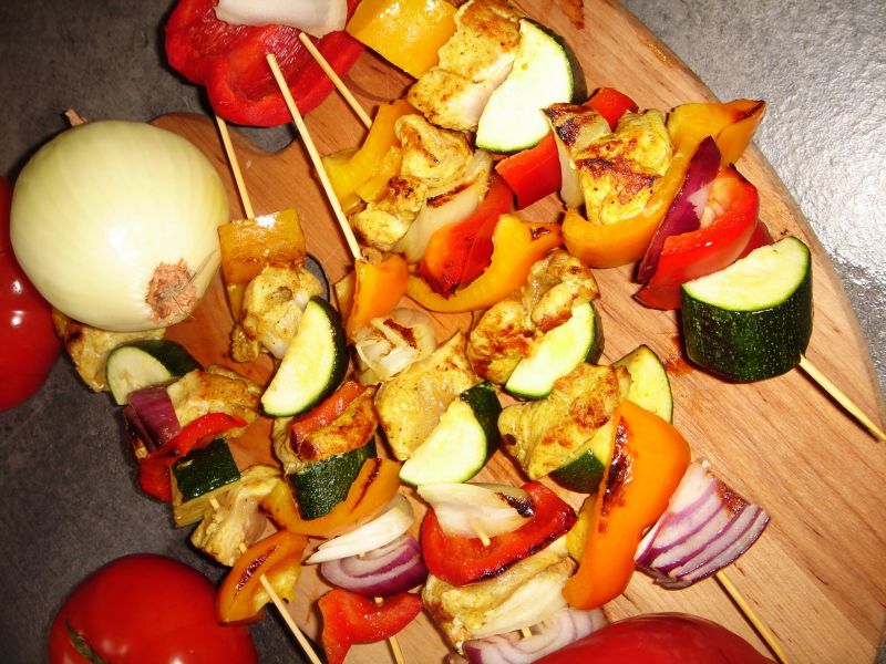Kolorowe szaszłyki z kurczakiem curry i warzywami Kolorowe szaszłyki z kurczakiem curry i warzywami