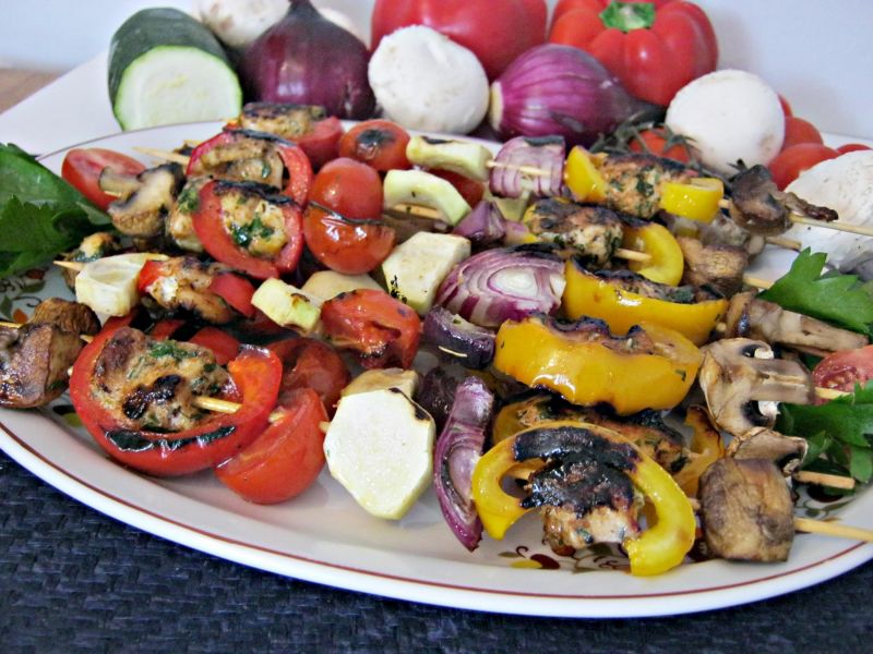 Kolorowe szaszłyki z kurczakiem owiniętym papryką