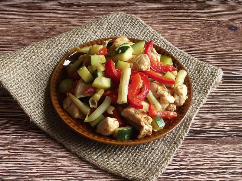 Kolorowe warzywa z kurczakiem gyros Kolorowe warzywa z kurczakiem gyros