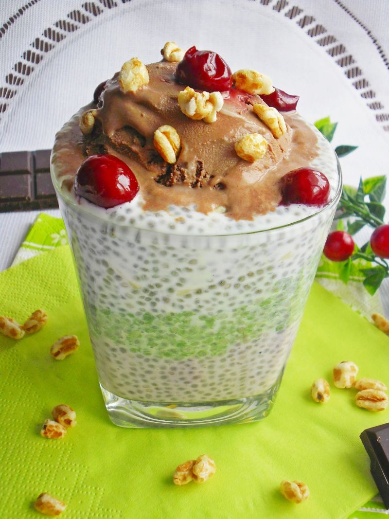 Kolorowy deser chia z lodami czekoladowymi Kolorowy deser chia z lodami czekoladowymi