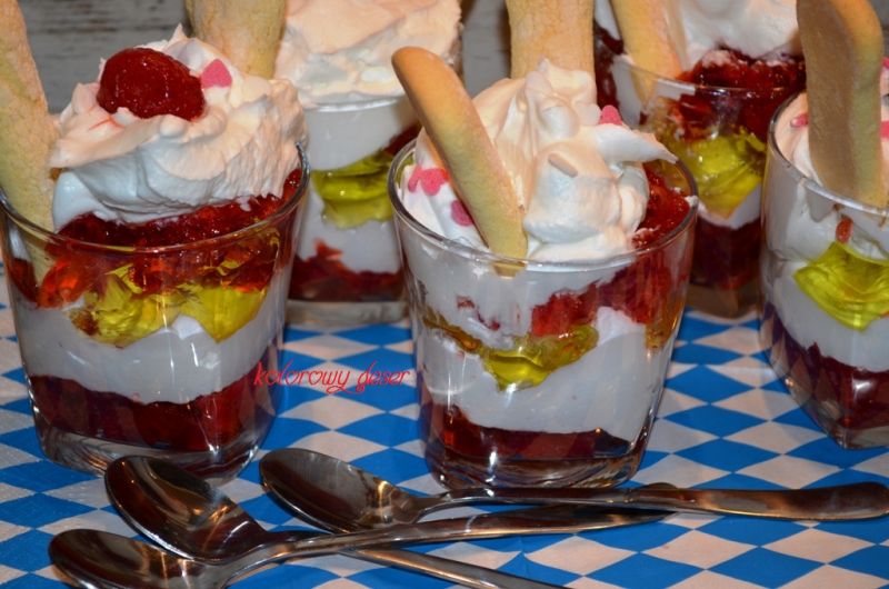 Kolorowy deser z bitą śmietaną 
