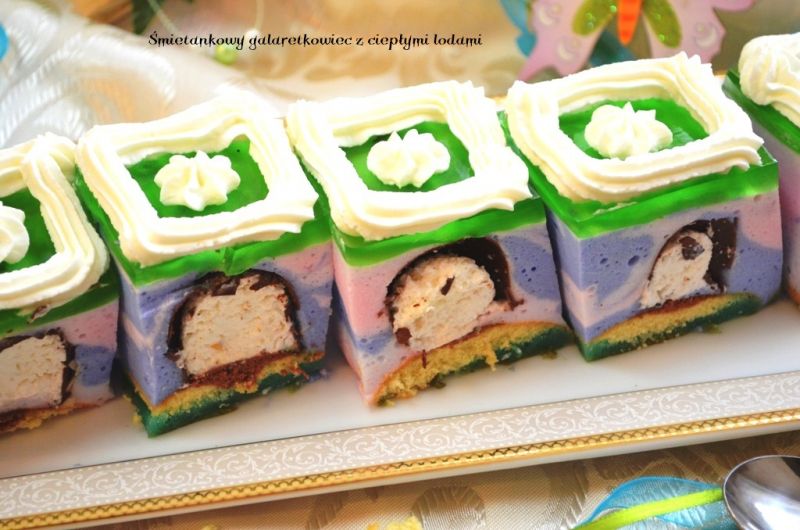 Kolorowy galaretkowiec z ciepłymi lodami 