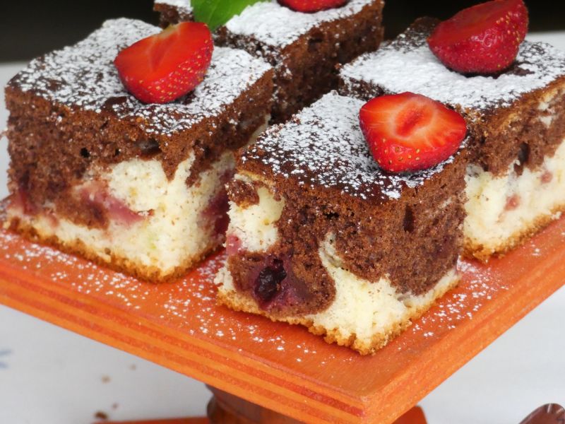 Kolorowy jogurtowiec z truskawkami