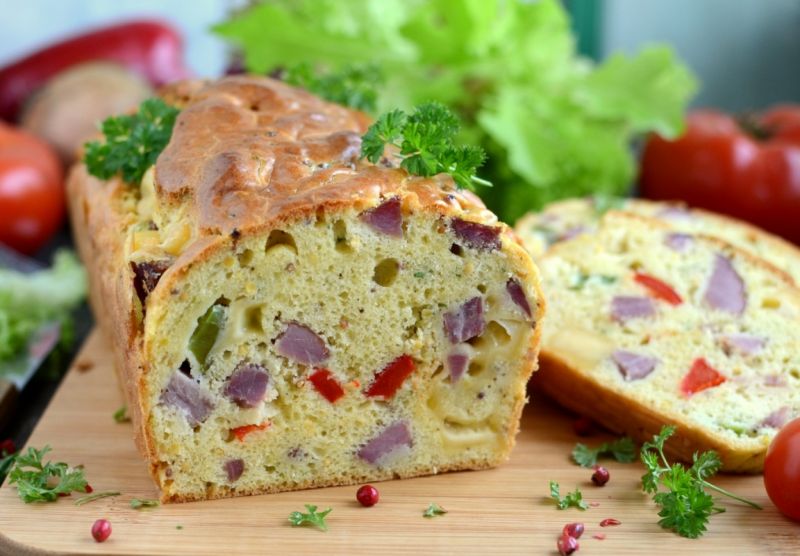 Kolorowy keks z szynką