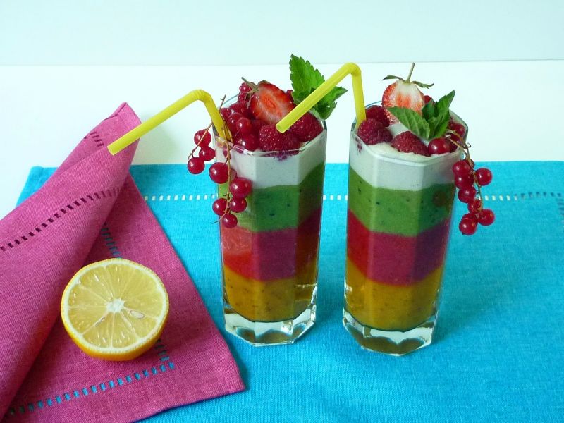 Kolorowy koktajl owocowy 