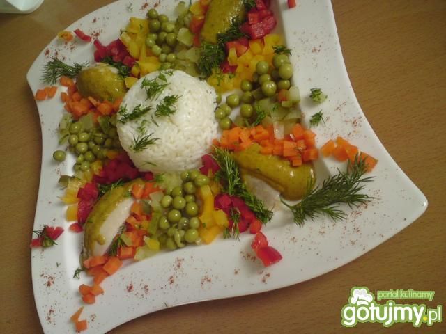 Kolorowy kurczak w towarzystwie warzyw