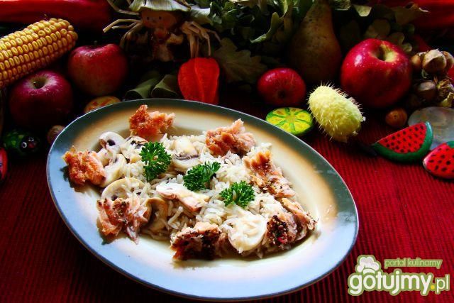Kolorowy łosoś w pieprzu podany z ryżem