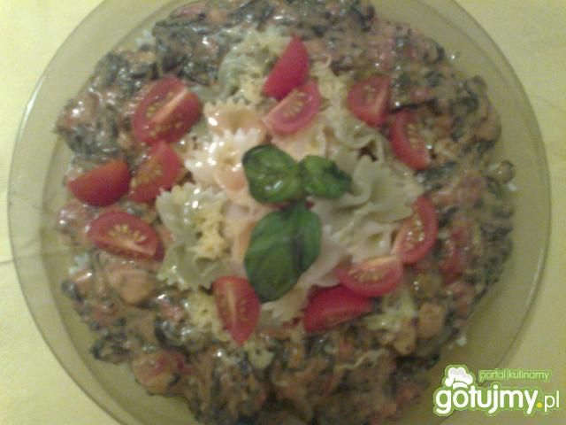 Kolorowy makaron z dodatkami. Kolorowy makaron z dodatkami.