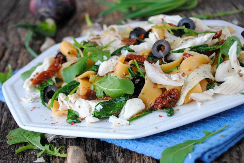 Kolorowy makaron z pieczonym pstrągiem Kolorowy makaron z pieczonym pstrągiem