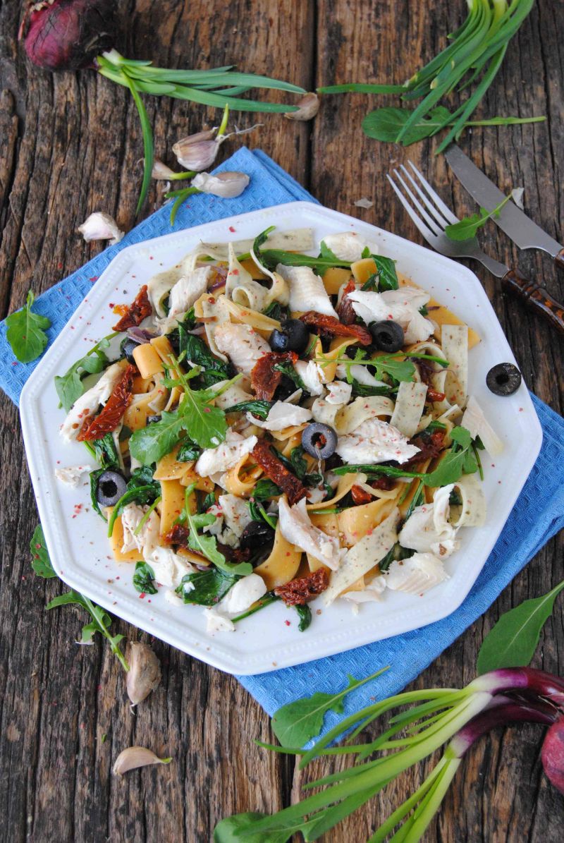 Kolorowy makaron z pieczonym pstrągiem Kolorowy makaron z pieczonym pstrągiem