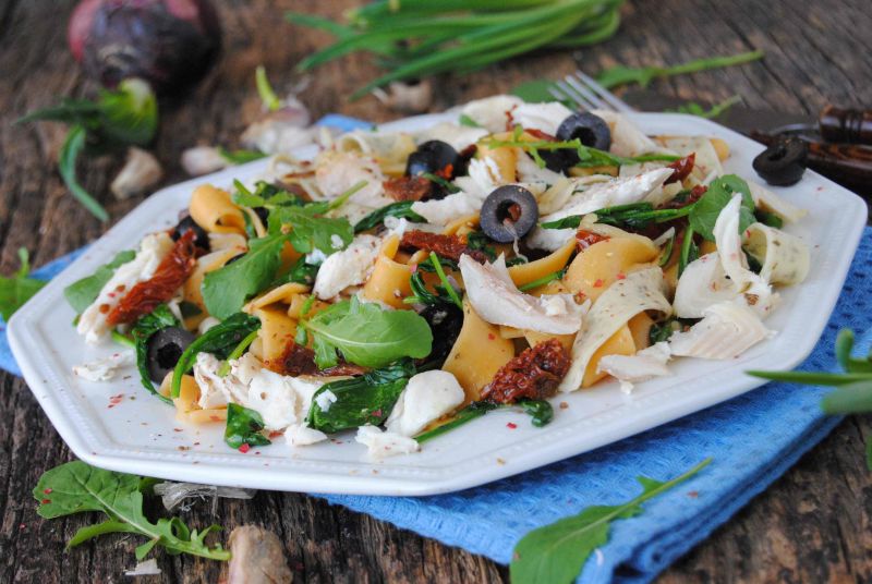 Kolorowy makaron z pieczonym pstrągiem Kolorowy makaron z pieczonym pstrągiem