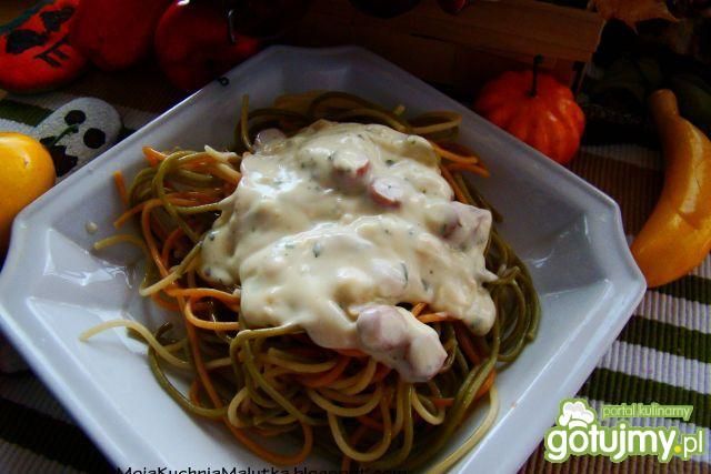 Kolorowy makaron z sosem carbonara 