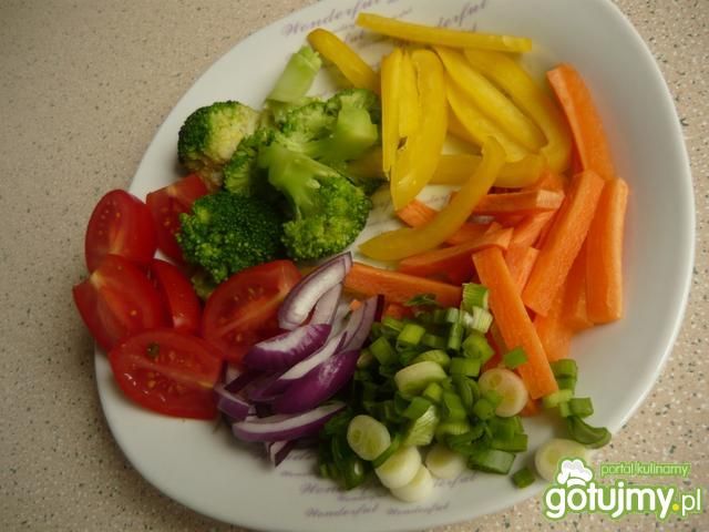 Kolorowy makaron z warzywami