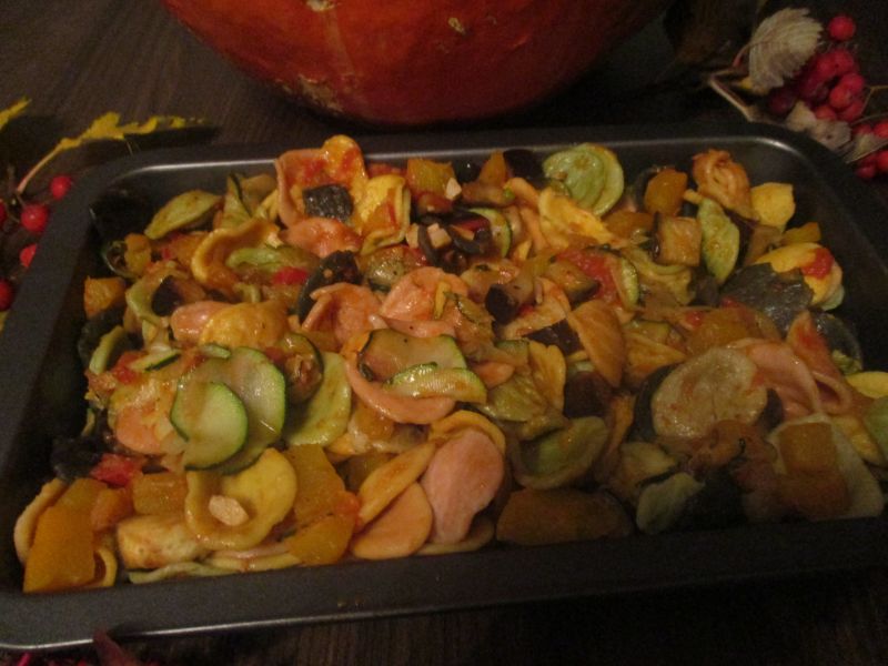 Kolorowy makaron z warzywami