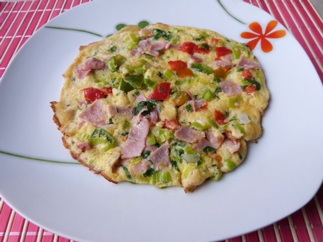 Kolorowy omlet z szynką i warzywami
