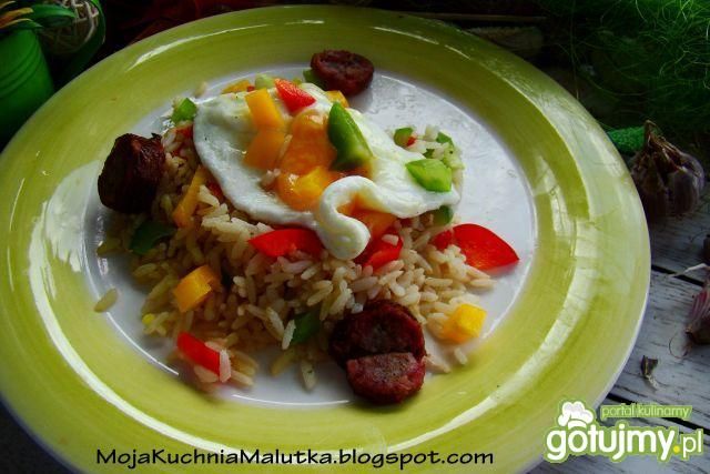 Kolorowy ryż z jajkiem sadzonym  