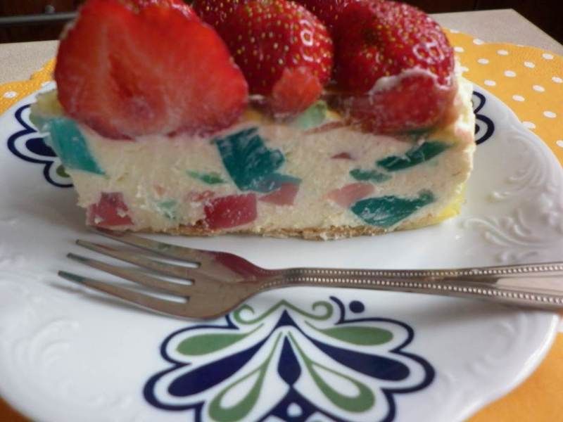 Kolorowy serniczek na zimno z truskawkami