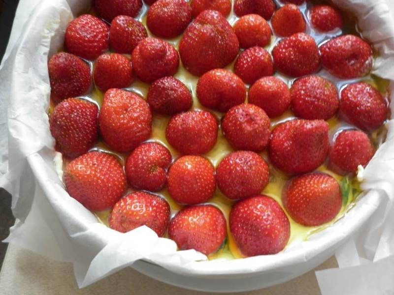 Kolorowy serniczek na zimno z truskawkami