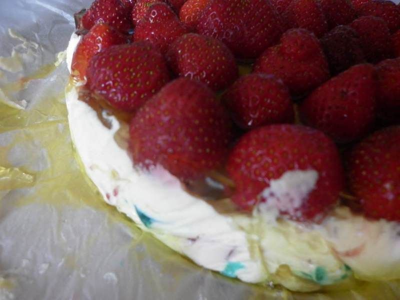 Kolorowy serniczek na zimno z truskawkami