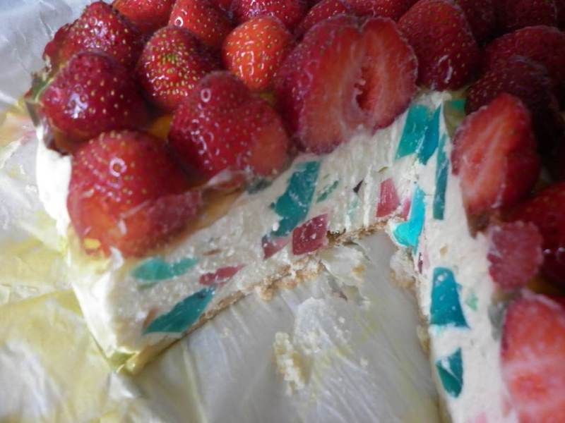 Kolorowy serniczek na zimno z truskawkami