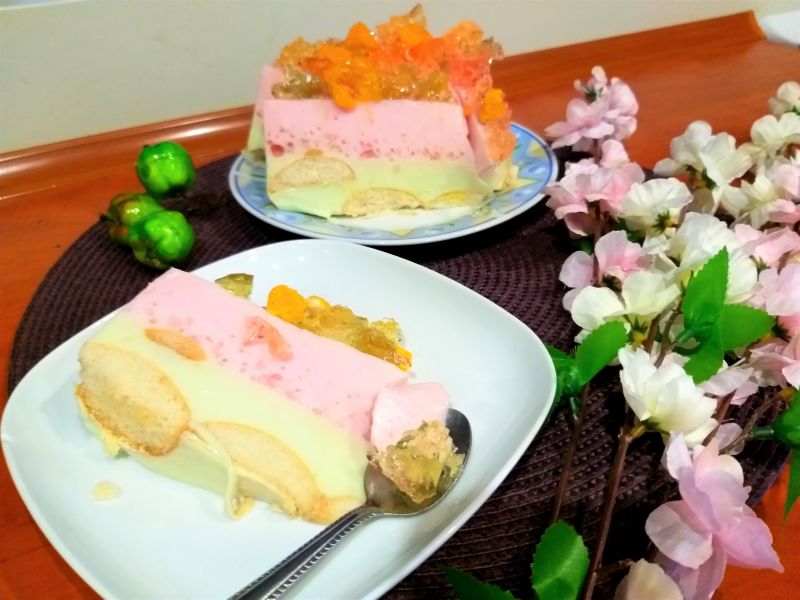 Kolorowy sernik na zimno na spodzie z biszkoptów