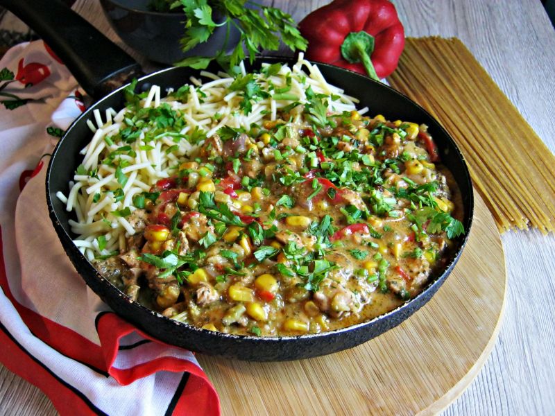 Kolorowy sos do makaronu z kurczakiem 