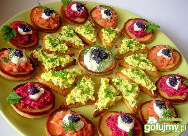 Kolorowy talerz z przekąskami